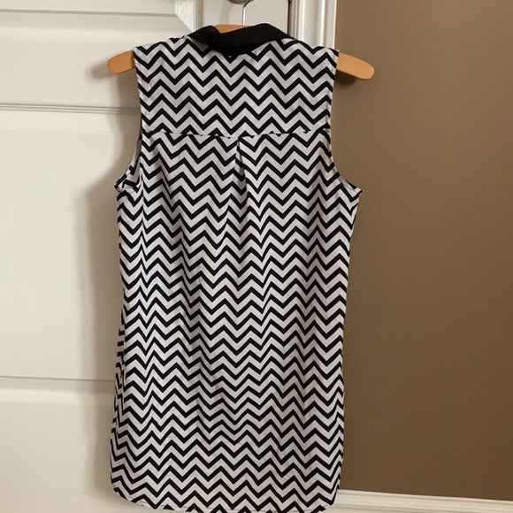 Patterned Sleeveless Blouse - Picture 3 of 3